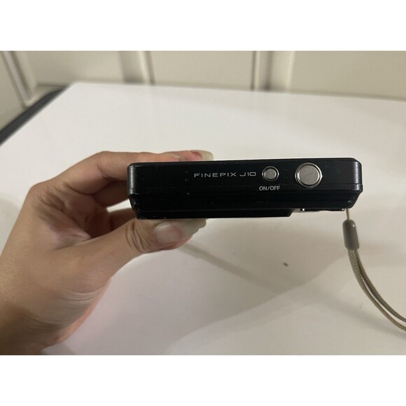 Fujifilm FINEPIX J10 Compact Digital Camera (Parts/Repair) - Picture 7 of 9